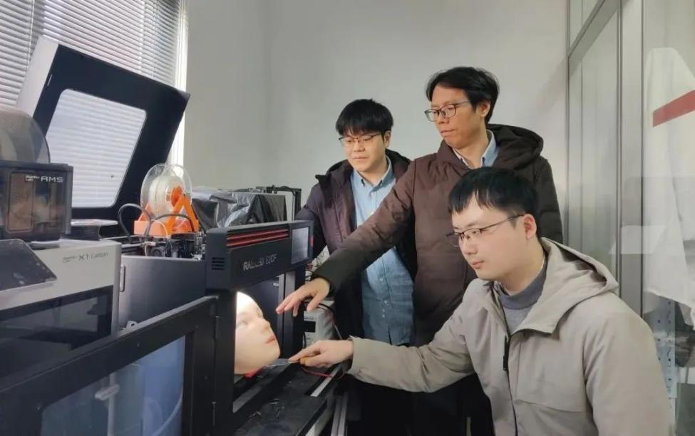 图丨从左至右依次为：唐威研究员、邹俊教授、仲一丁博士（来源：邹俊）