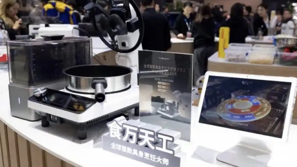 添可在本次展会上全球首发具身烹饪大师食万天工。