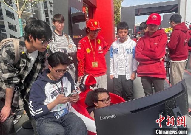 数字化体验吸引F1车迷。中新网记者 郑莹莹 摄