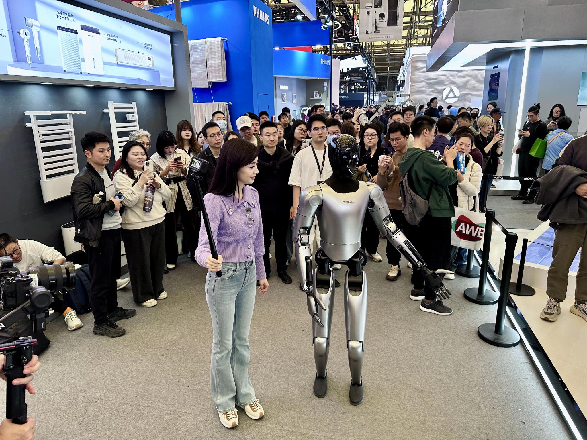 魔法原子人形机器人小麦在AWE的亮相。