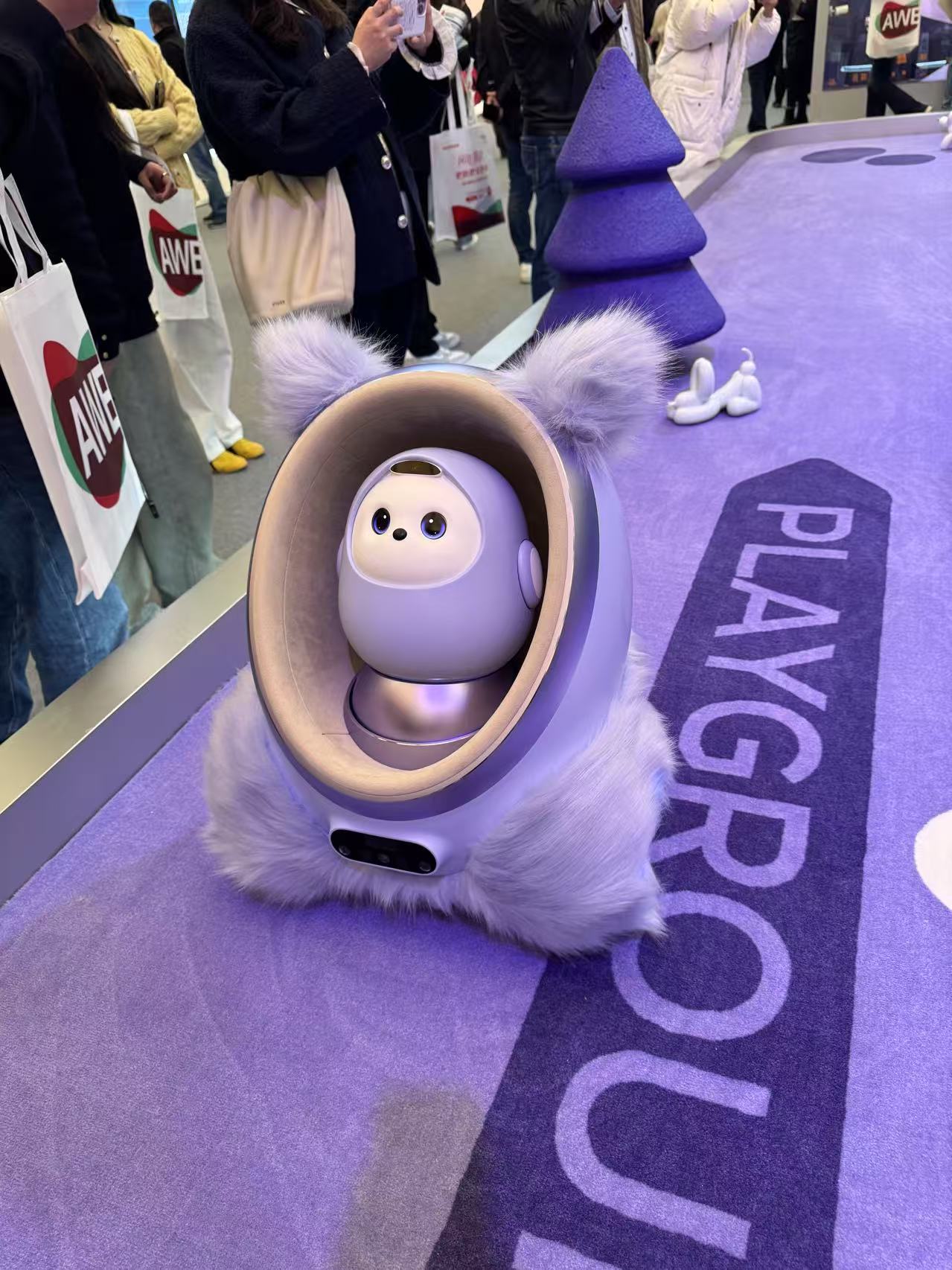 TCL在AWE展出了其全球首款分体式AI陪伴机器人TCL Ai Me。