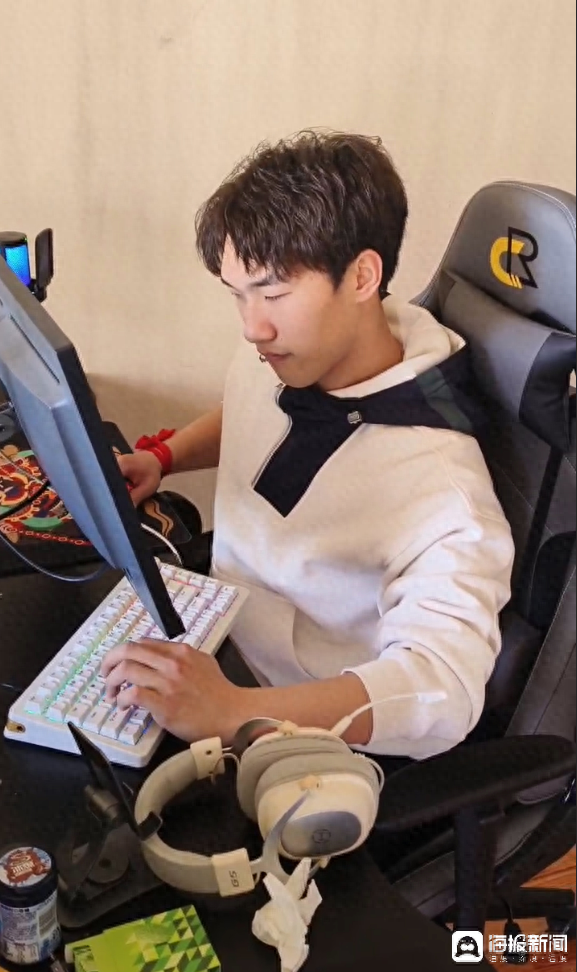 正在直播打游戏的葛文浩