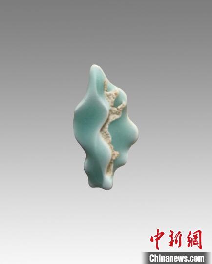 2025年2月，由AI设计的龙泉青瓷胸针。受访者供图