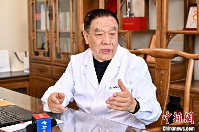 冯五金谈中医与新科技。中新社记者 韦亮 摄