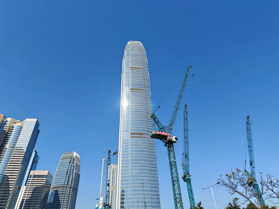 1998年起，香港金管局引入贴现窗机制。因种种因素，当地银行此前并不积极使用这一工具。图为金管局所在的中环国际金融中心。摄/焦建