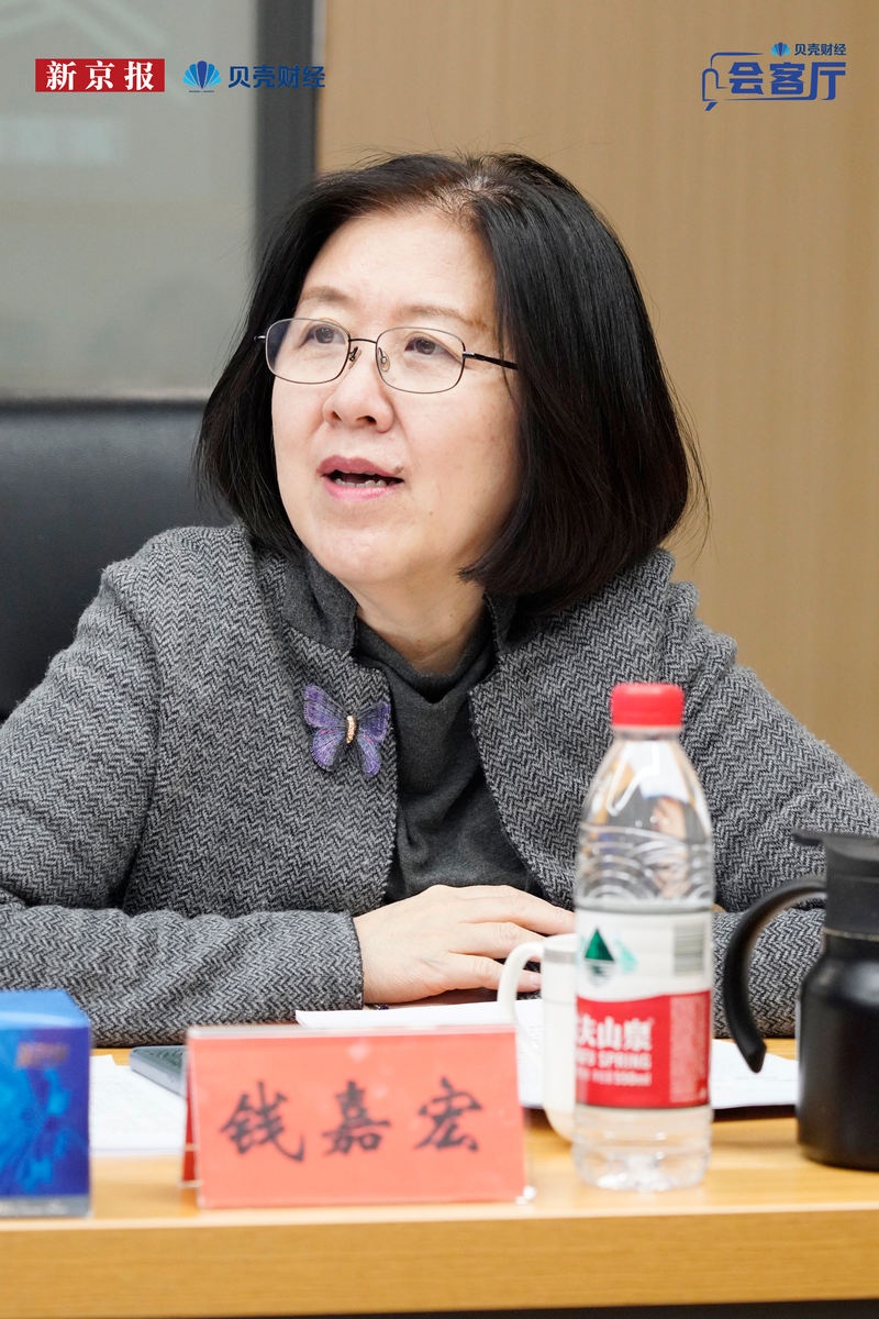 钱嘉宏表示，在地块项目的开发过程中，企业不仅要算经济账，更要站在城市视角、客户视角和居住者视角来设计好房子。