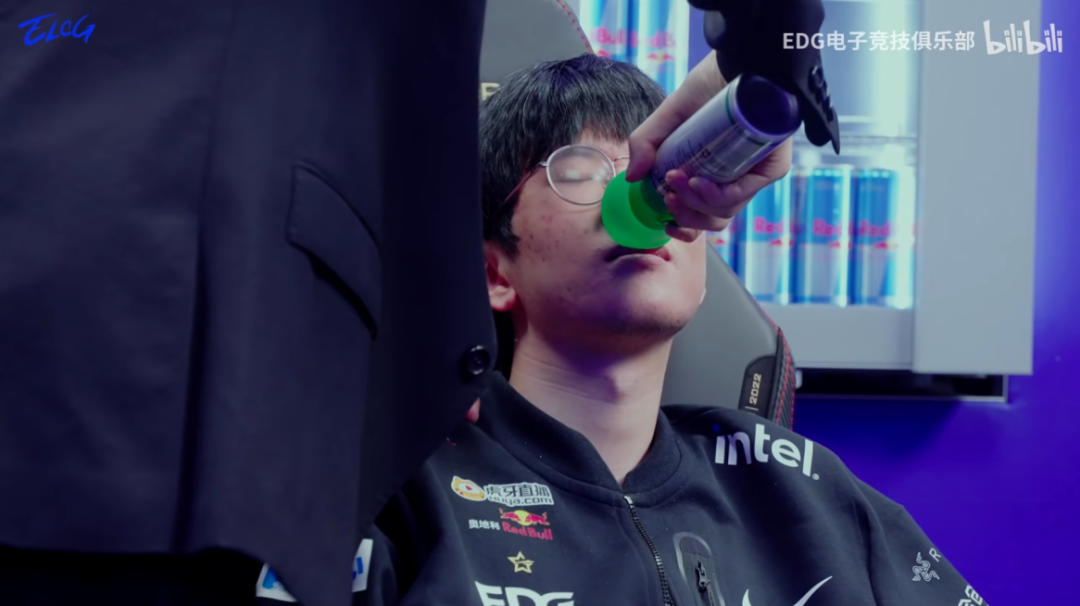 EDG的Jiejie一度痛苦到需要吸氧