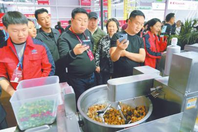 正在爆炒辣子鸡丁的炒菜机器人。四川日报全媒体记者李志强摄