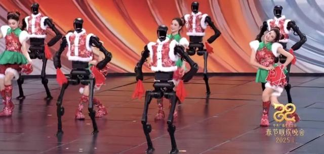 在春晚舞台上亮相的宇树机器人 视频截图