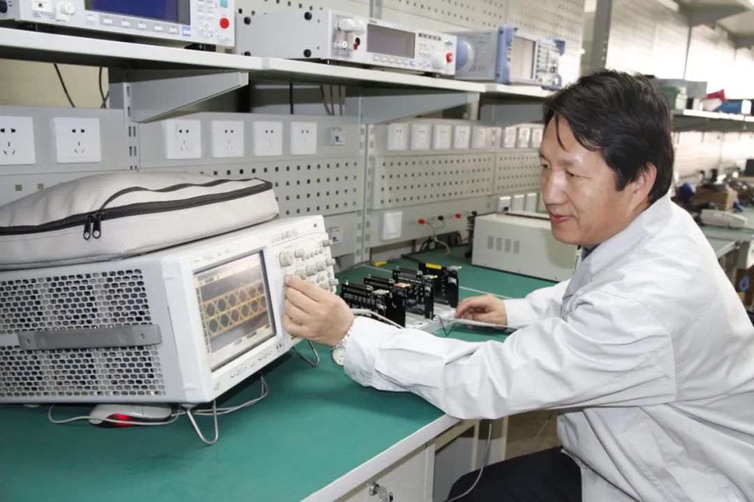 田雨聪对控制系统硬件设备进行分析研判。