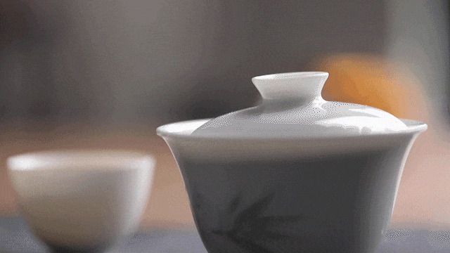 所以茶农们特意在今年早春采摘、采用炭火炒青，只有这样才能更容易吸收茉莉花的香气。