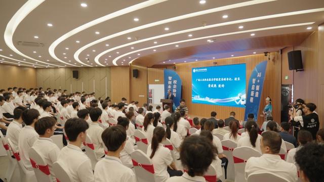 广西工业职业技术学院校长黄政艳致辞。南国早报全媒体记者 杨翊摄