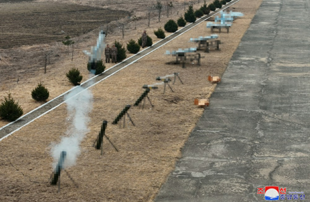 朝鲜研制了多款自杀式无人机（巡飞弹），但公开照片为了保密，均进行了打码处理。本文图片均来源：朝鲜中央通讯社