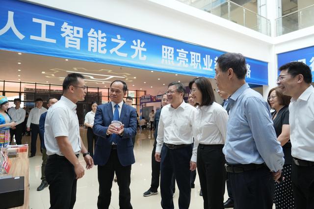 领导们饶有兴味地参观成果展示区。南国早报全媒体记者 杨翊摄