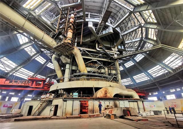 炼铁厂4号高炉出铁现场