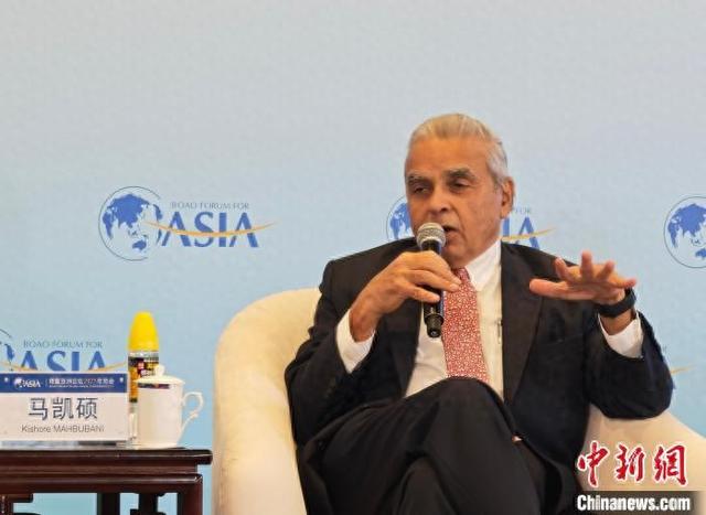 3月27日，新加坡国立大学亚洲研究所研究员马凯硕在“高端对话：多边主义的未来”活动中讲话。孔令佑 摄