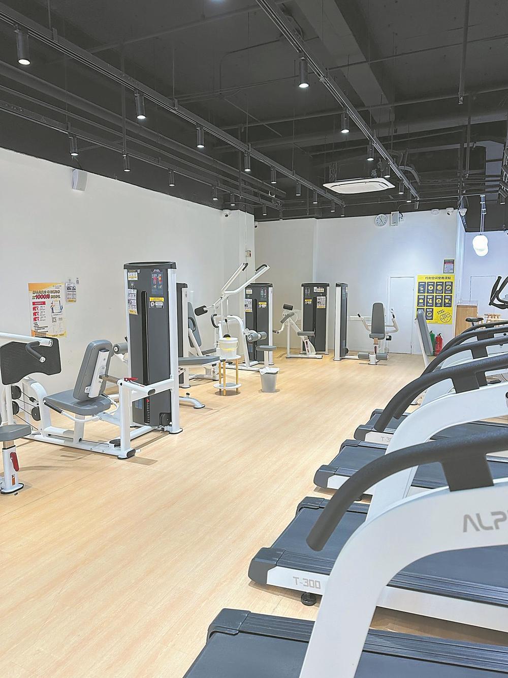 市民在无人值守的健身房锻炼