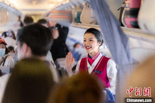 南航空乘人员正在为旅客提供服务。南方航空 供图