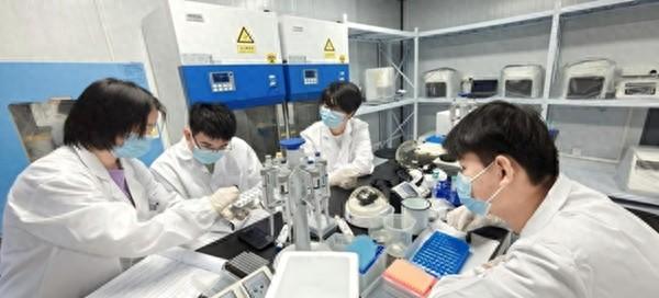 “个体基因解密实验”预实验课堂。东华大学供图