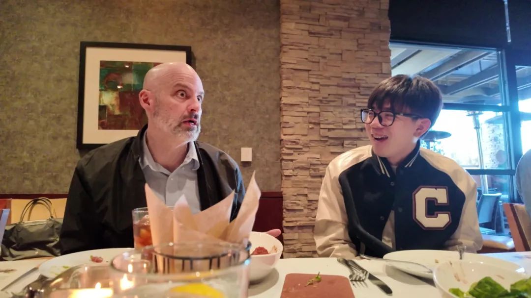 在暴雪玩家中一向以亲民闻名的光头哥，到了Dreamhaven一如既往地没有架子