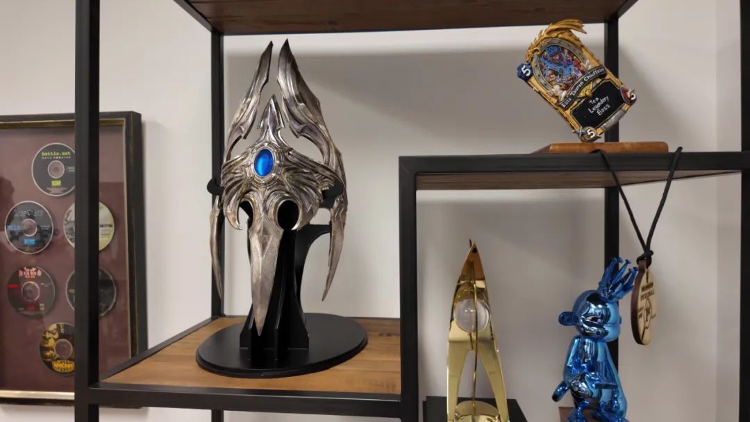 老板迈克的办公室内摆满了暴雪任职期间的纪念品，但未来能否摆上新的奖杯才是关键