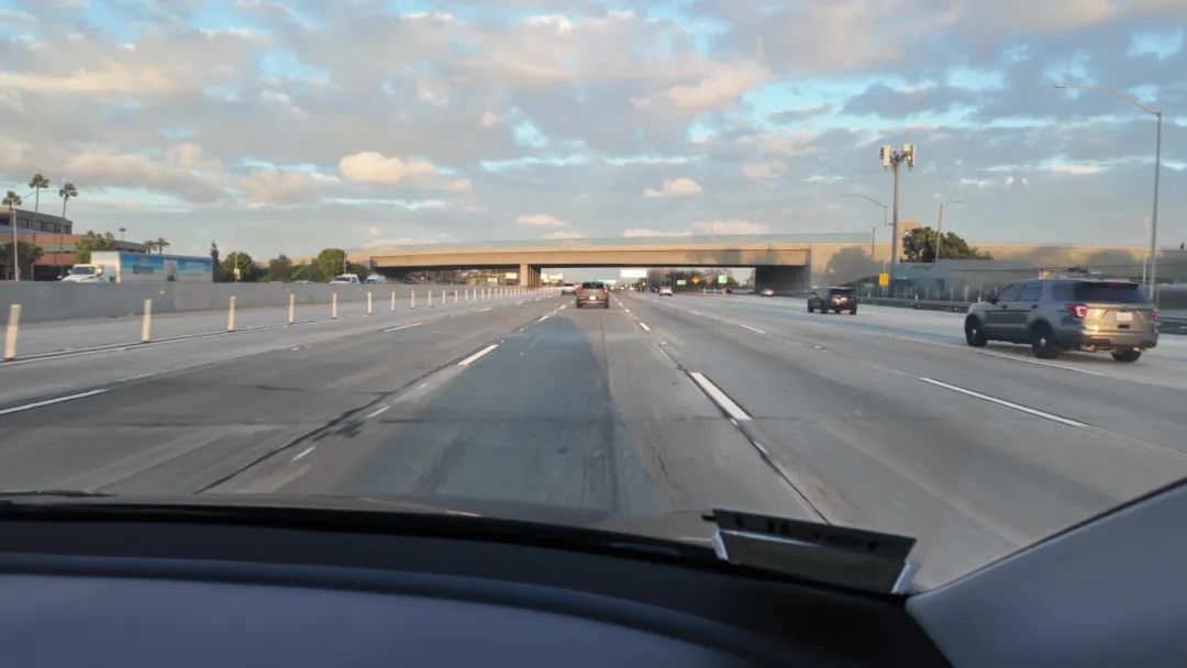 司机老哥载着我们驶向尔湾