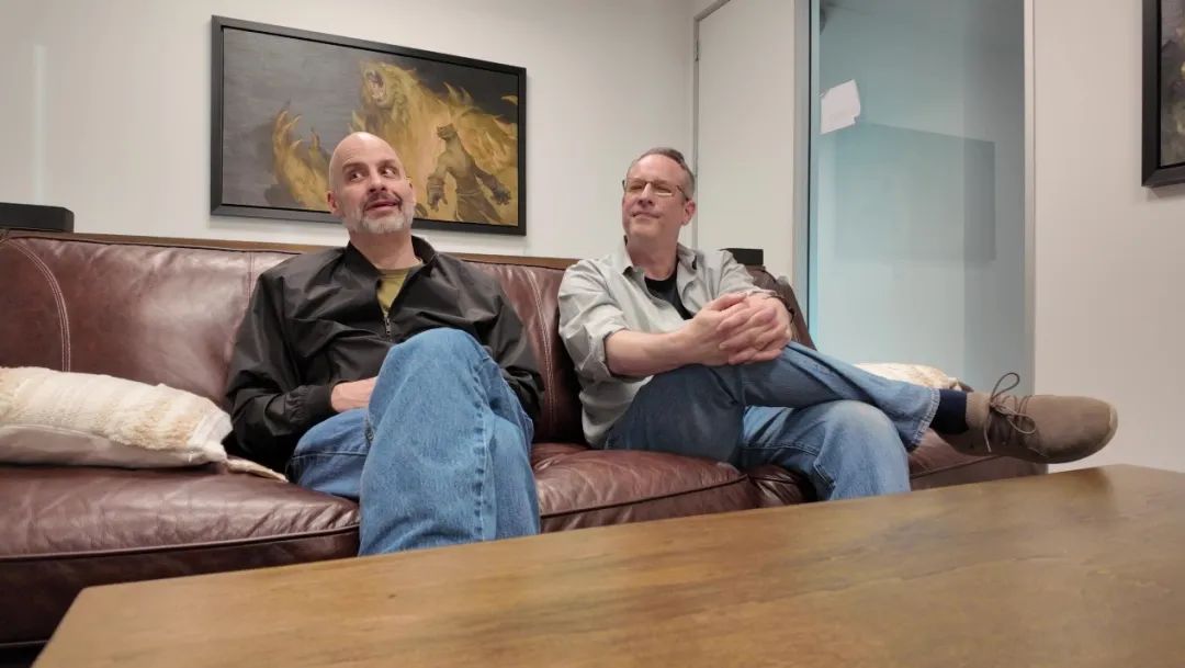 左边是“光头哥”Dustin Browder，右边则是Jason Chayes