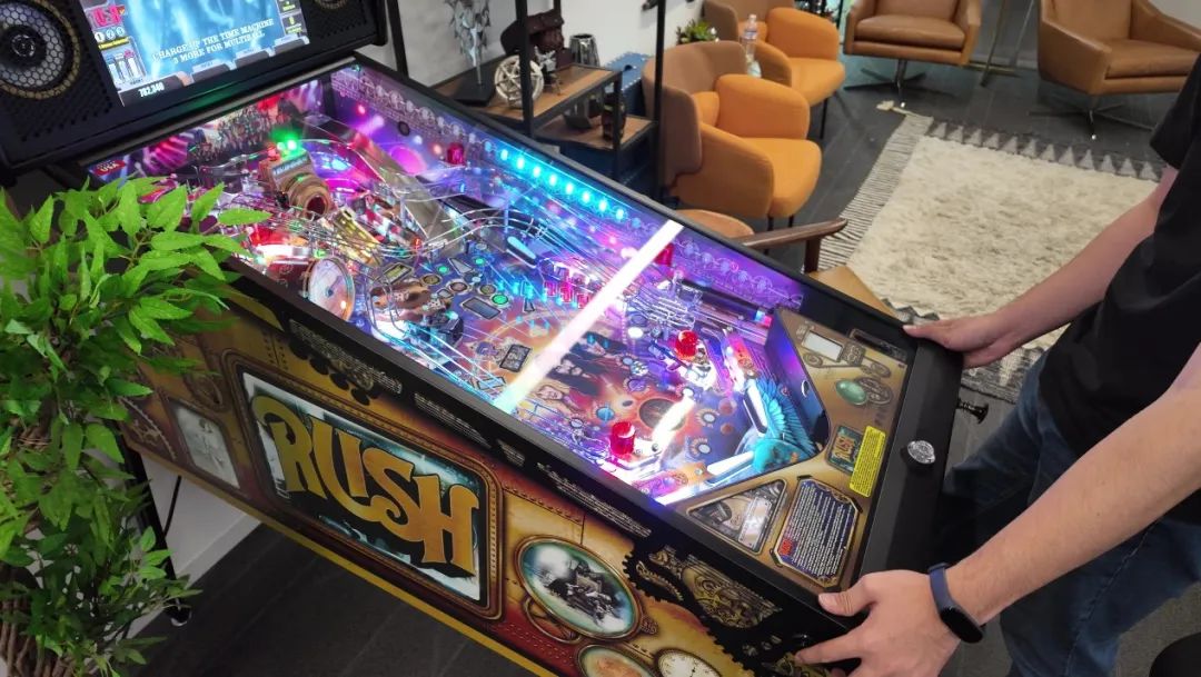 办公区中的Rush乐队弹珠台，是老板迈克·莫汉的私人收藏
