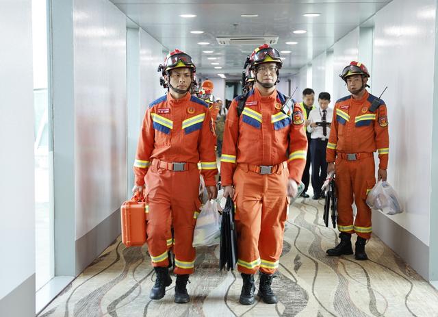 3月29日，中国云南救援医疗队抵达缅甸仰光国际机场。新华社发（亨曼摄）