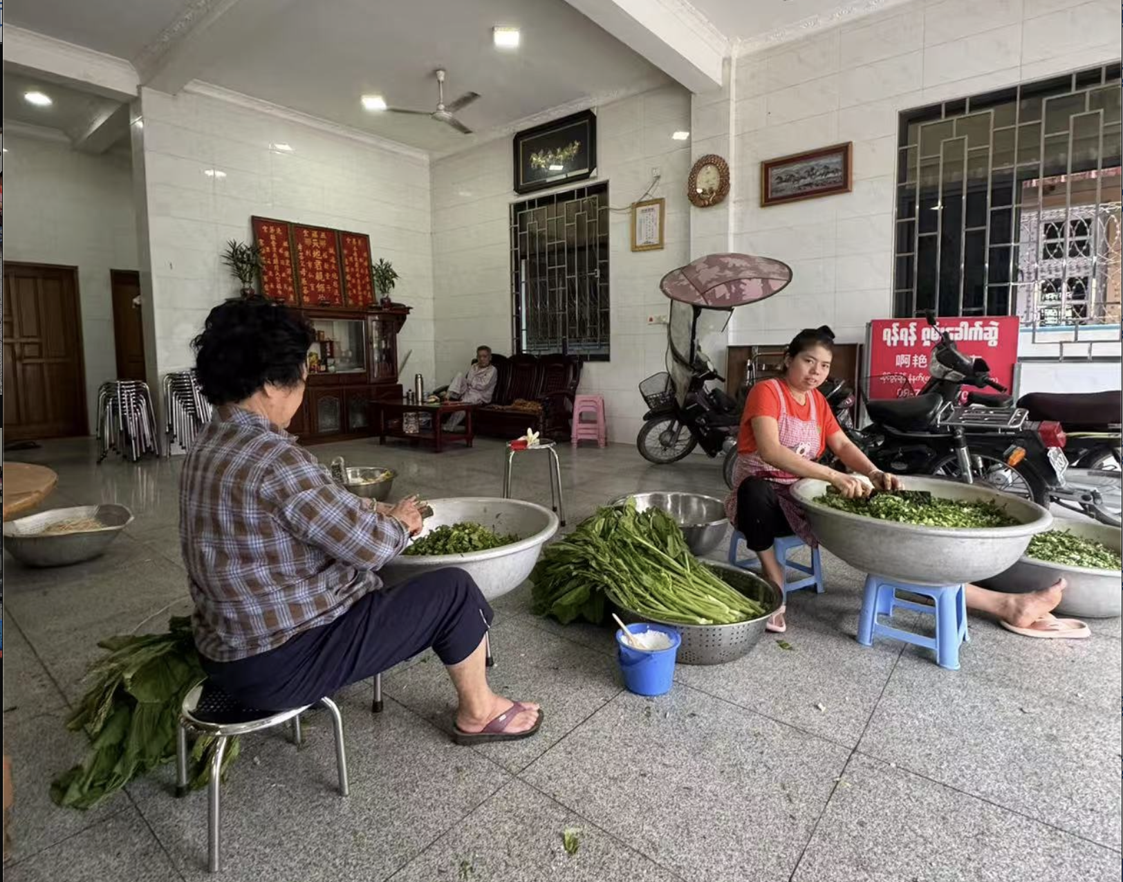 (辛勤图)啊艳一家正在为来宾准备早餐。受访者供图