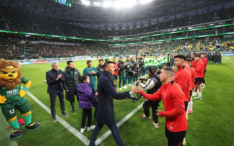 双方球员列队致敬于大宝。新京报记者 王飞 摄