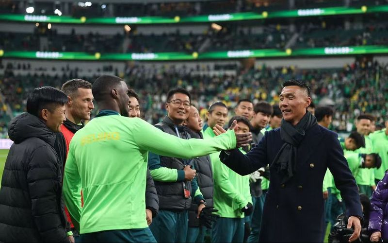 双方球员列队致敬于大宝。新京报记者 王飞 摄