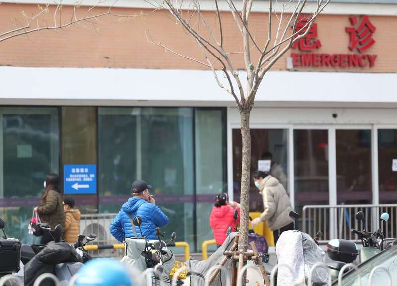 3月28日下午，儿研所外，市民在马路上吸烟。新京报记者 王飞 摄