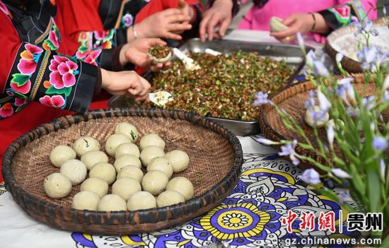 3月31日，松桃苗族自治县的人们在包清明粑。 谢慧芳摄