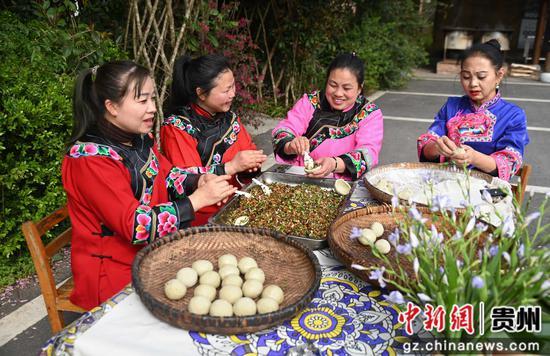 3月31日，松桃苗族自治县的人们在包清明粑。谢慧芳摄