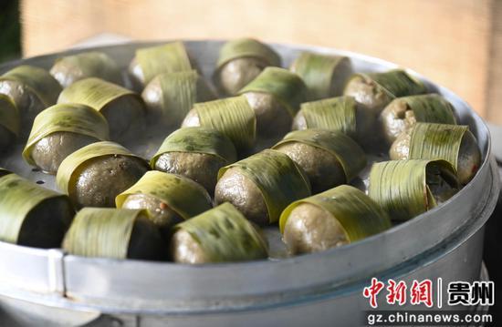 3月31日，松桃苗族自治县的人们制作好的清明粑。谢慧芳摄