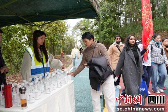 在能量补给站，志愿者为登山爱好者提供饮用水。 黎涛 供图