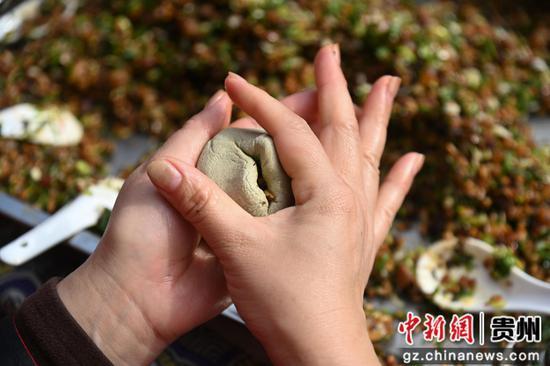 3月31日，松桃苗族自治县的人们在包清明粑。谢慧芳摄