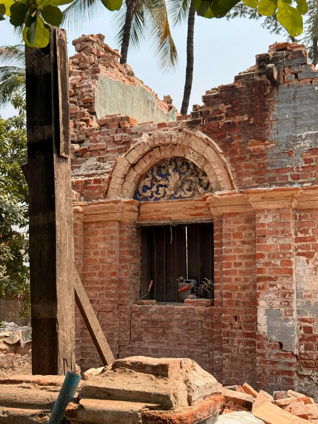 ▲学院门头的佛教图腾在地震中保留完好。新京报记者 丛之翔 摄