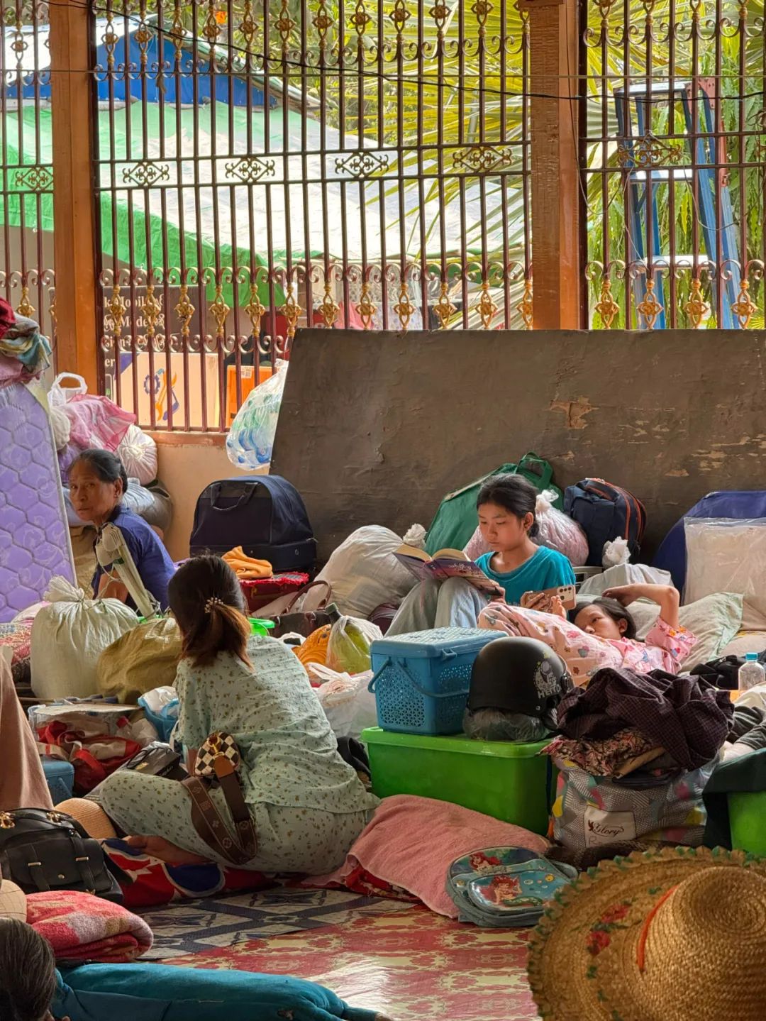 ▲在佛堂里看书的孩子。新京报记者 丛之翔 摄