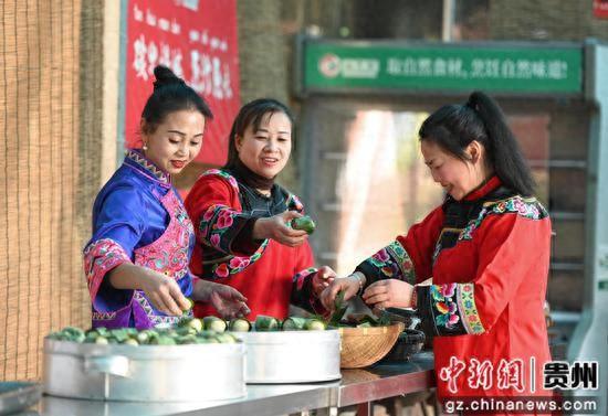3月31日，松桃苗族自治县的人们在把清明粑放入蒸笼中。谢慧芳摄