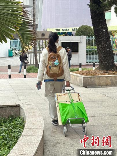 2025年香港中学文凭考试4月1日正式开考。图为考生携带画板、颜料等考试用品应考。 黄岩妮 摄