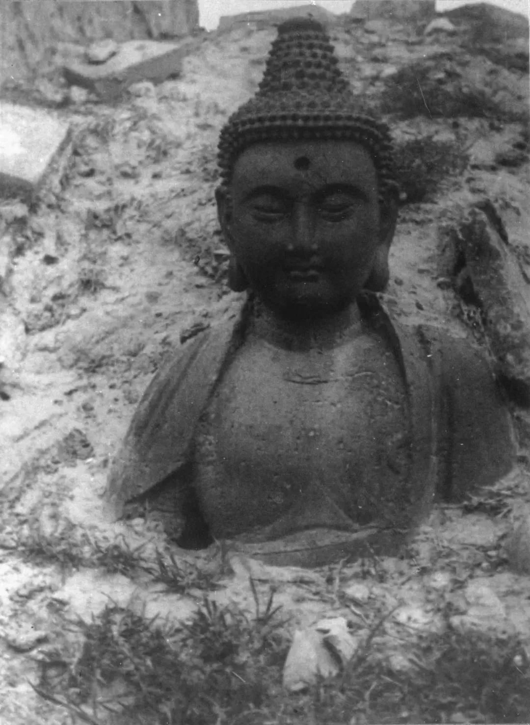 ▲灵岩寺前殿佛像。