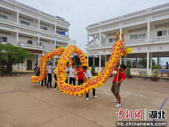 学习舞龙。 彭耀 摄
