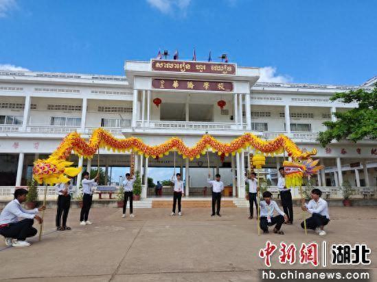 柬埔寨华侨学校展示国际九节舞龙。彭耀供图