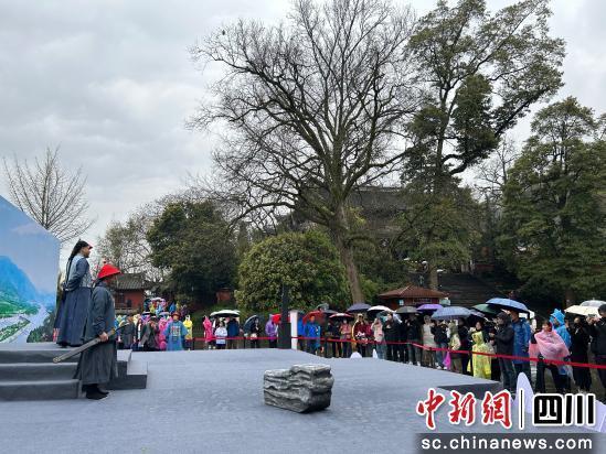 话剧《苍生为念》快闪演出现场。成都艺术剧院有限责任公司 供图