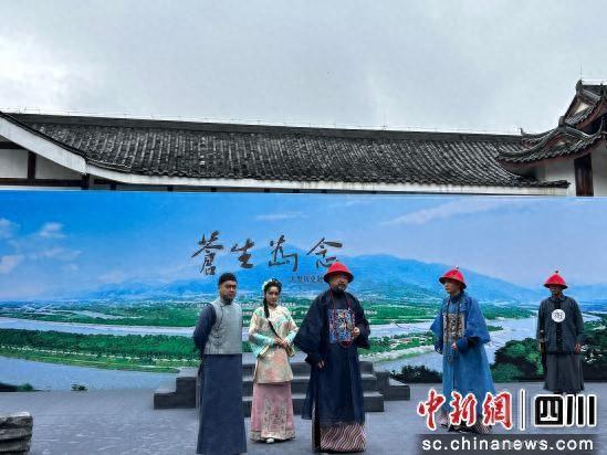 话剧《苍生为念》快闪演出现场。成都艺术剧院有限责任公司 供图