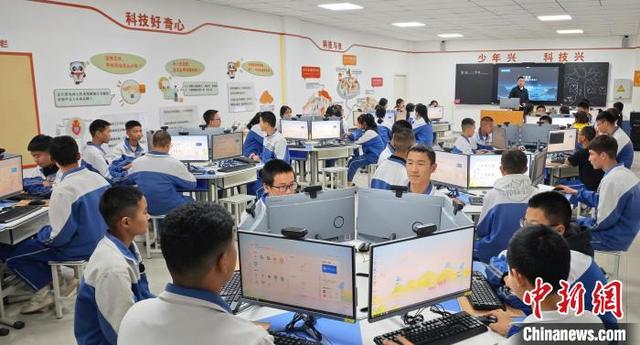 4月1日，昆玉市AI云教室正式挂牌成立。金波 摄