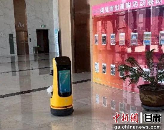 图为智能服务机器人“榆悦”。
