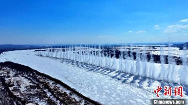 4月1日，大兴安岭呼玛县对中俄界江黑龙江呼玛镇上江岛段易发生冰凌卡塞的江段实施人工破冰作业。 王婷 摄